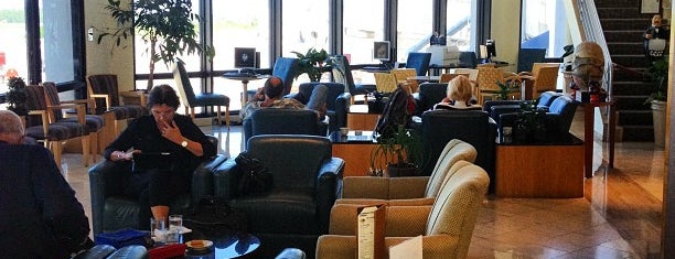 American Airlines Admirals Club is one of Locais curtidos por José.