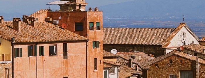Montepulciano is one of Italia.