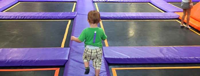 Altitude Trampoline Park is one of Locais curtidos por Moira.