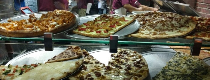 Salerno's Pizzeria is one of Tempat yang Disukai Matthew.