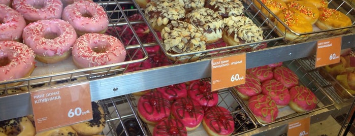Dunkin' Donuts is one of Lieux qui ont plu à Makhbuba.