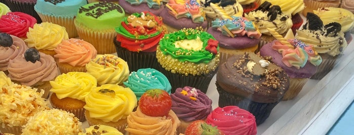 LOLA's Cupcakes is one of Lugares favoritos de Fiona.