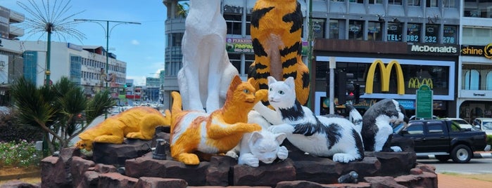 Kuching North Cats Statue is one of Kuching Tourist Trails.
