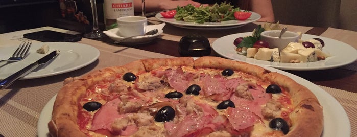 Capri Pizza is one of Posti che sono piaciuti a Vladislava.