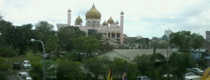 Masjid Bahagian Kuching (Kuching Divisional Mosque) is one of Visit Malaysia 2014: Islamic Tourism (Mosque).