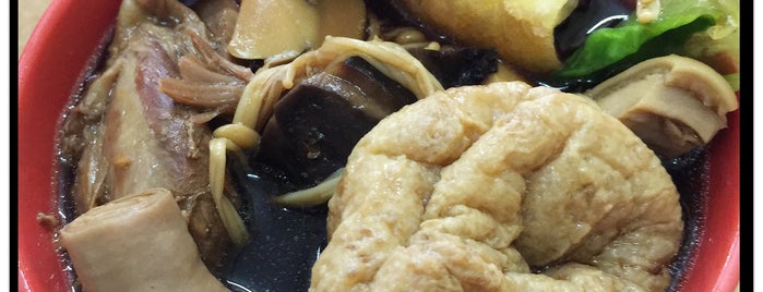 Ban Lee Bak Kut Teh (萬利肉骨茶餐室) is one of supper.