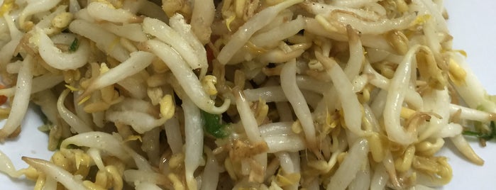 Restaurant Nasi Ayam Pak Kong (白宫鸡饭) is one of Ipoh Foods.