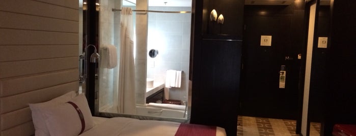 Holiday Inn Beijing Focus Square is one of Lugares favoritos de Celine.