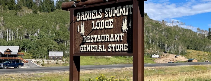 Daniel's Summit Lodge General Store is one of Shops.