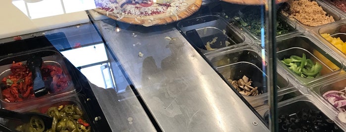 Pieology Pizzeria is one of Lugares favoritos de Vick.