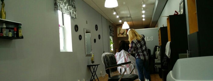 Town and Country Elegance Hair Salon is one of Lugares favoritos de Mia.