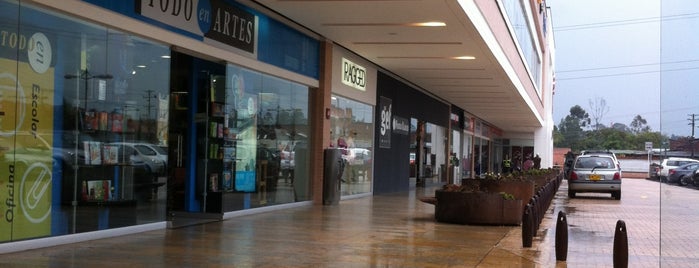 Centro Comercial San Nicolás is one of Posti che sono piaciuti a Wayne.