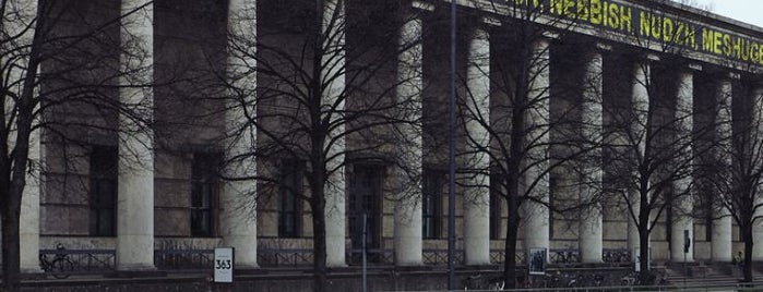 Haus der Kunst is one of Gespeicherte Orte von Michelle.