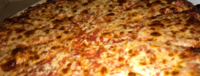 Grand Apizza is one of Lugares favoritos de James.