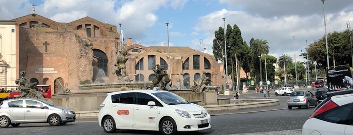 Piazza della Repubblica is one of Tempat yang Disukai Dimitris.