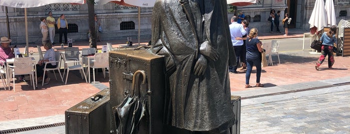 Plaza de Riego is one of Oviedo City Badge.