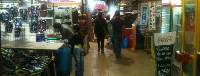 Mercado San Antonio is one of Locais curtidos por Mario.