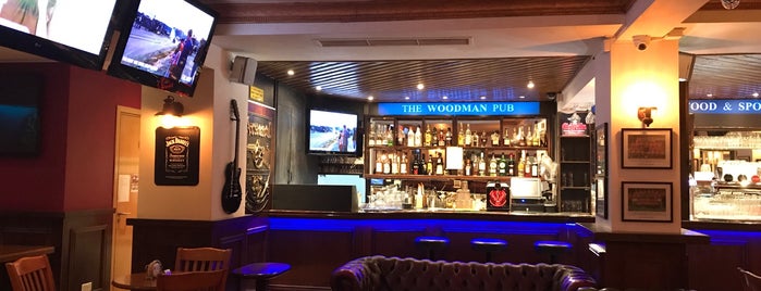 The Woodman Pub is one of Lugares favoritos de Artem.