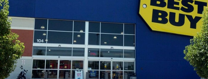 Best Buy is one of สถานที่ที่ Glenn ถูกใจ.