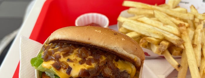 In-N-Out Burger is one of Locais curtidos por Jesús.