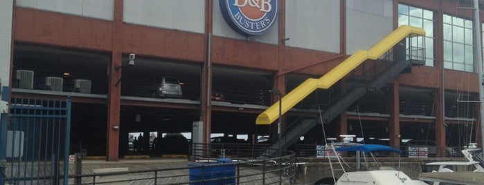 Dave & Busters Parking Garage is one of Philadelphia - Restaurantes.