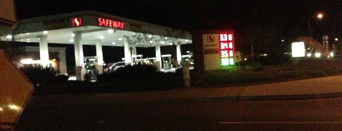 Safeway Fuel Station is one of Vihangさんのお気に入りスポット.