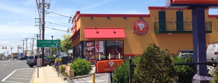 Popeyes Louisiana Kitchen is one of Zacharyさんのお気に入りスポット.