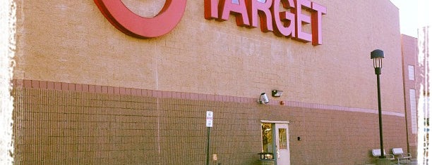 Target is one of Lugares favoritos de Lynn.