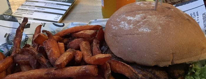 Rembrandt Burger is one of สถานที่ที่ Nika ถูกใจ.
