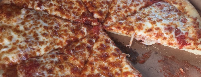 Little Caesars Pizza is one of Lugares favoritos de Melissa.