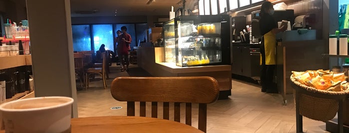 Starbucks is one of Tempat yang Disukai Yodpha.