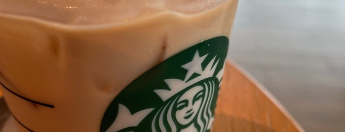 Starbucks is one of Vithidaさんのお気に入りスポット.
