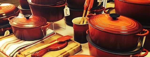 Le Creuset Outlet Store is one of Lugares favoritos de Karl.