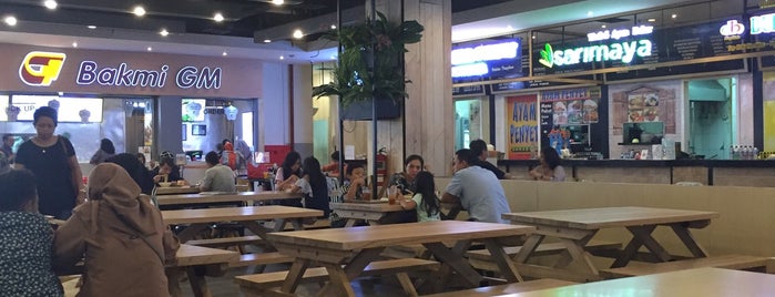 Food Court Botani is one of Orte, die Iyan gefallen.