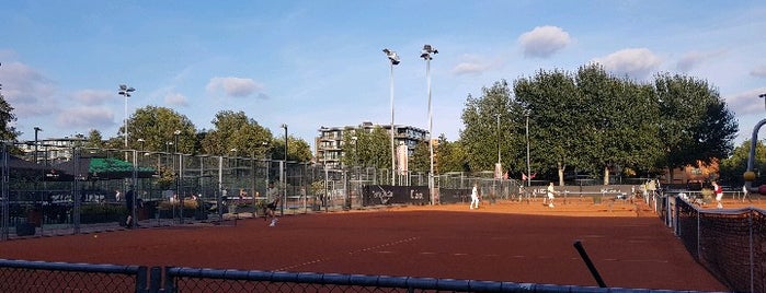 Amstelpark Tennis is one of APさんのお気に入りスポット.