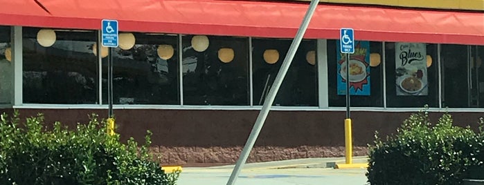 Waffle House is one of Tempat yang Disukai Larry.