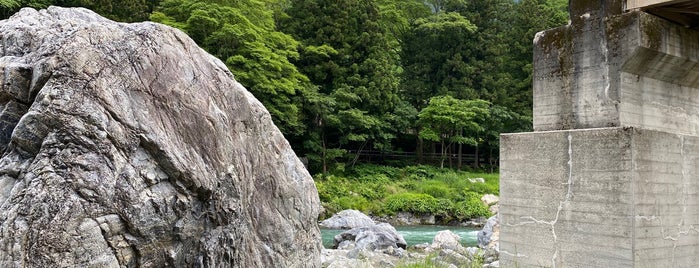 とけたソフトクリーム岩 is one of 謎なもの.