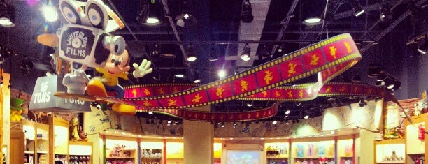 Disney Store is one of สถานที่ที่ Justin ถูกใจ.