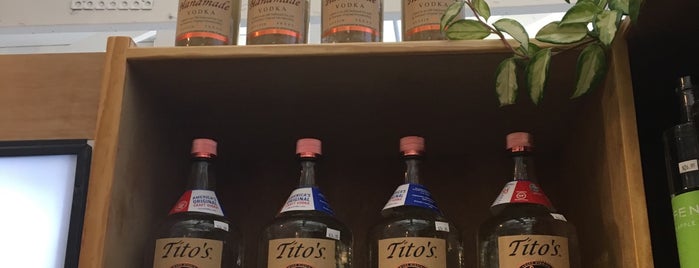 Zeke's Liquor is one of Lugares favoritos de Angel.