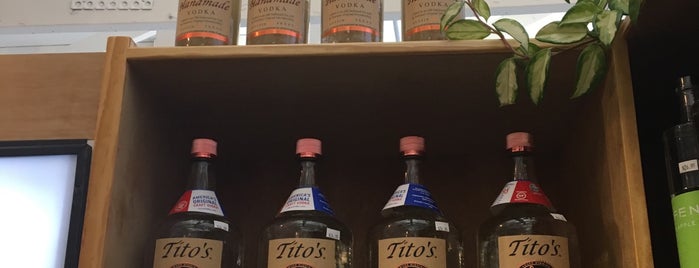 Zeke's Liquor is one of Locais curtidos por Angel.