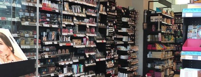 Sally Beauty Supply is one of Giorgio'nun Beğendiği Mekanlar.