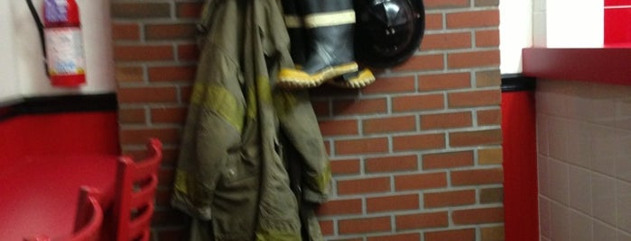 Firehouse Subs is one of Lieux qui ont plu à Bradley.