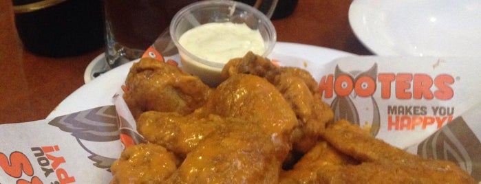 Hooters is one of Orte, die Lorelo gefallen.