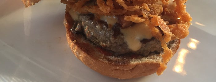 Umami Burger is one of Locais curtidos por Rayshawn.