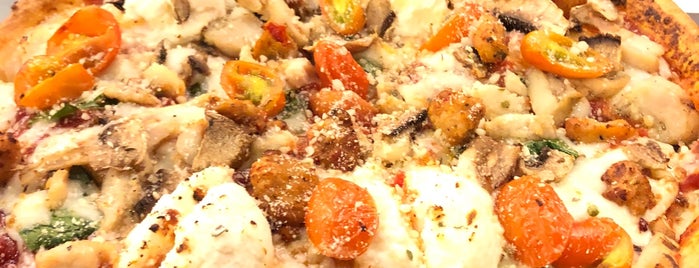 Pie Five Pizza Co. is one of Lugares favoritos de KATIE.