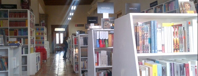 Librería Carlos Monsiváis is one of Locais curtidos por Maru.