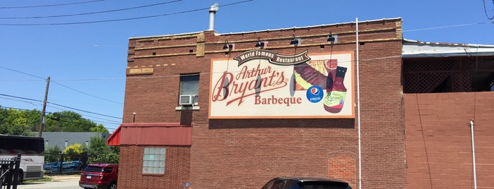 Arthur Bryant's Barbeque is one of สถานที่ที่ C ถูกใจ.