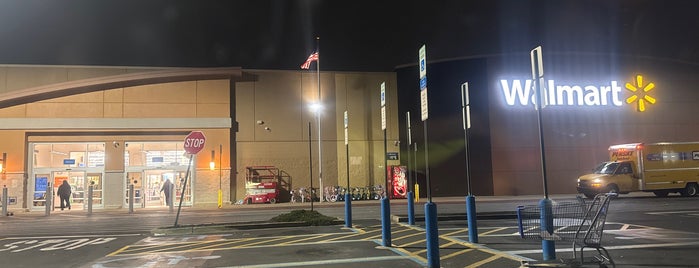 Walmart Supercenter is one of $hopping!.