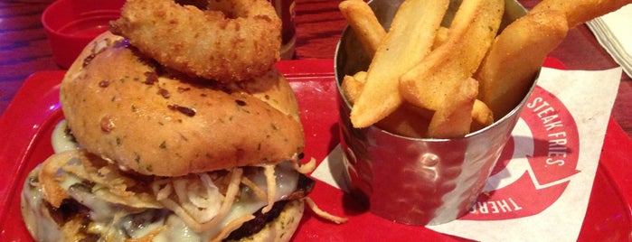 Red Robin Gourmet Burgers and Brews is one of Locais curtidos por Ryan.