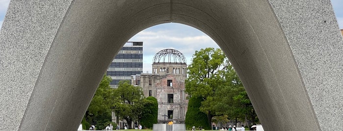 Cenotaph for the A-bomb Victims (Memorial Monument for Hiroshima, City of Peace) is one of Locais curtidos por George.